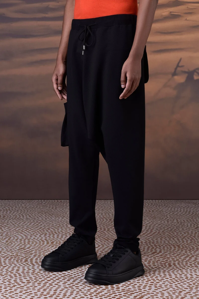 جينات ليكوانت هيمانت بنطلون هارين أسود مريح بنقوش